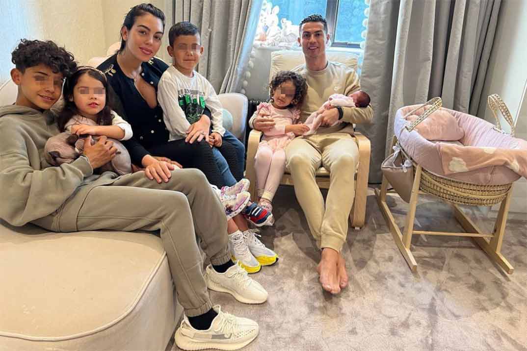 Cristiano Ronaldo y Georgina Rodríguez con sus hijos © Instagram