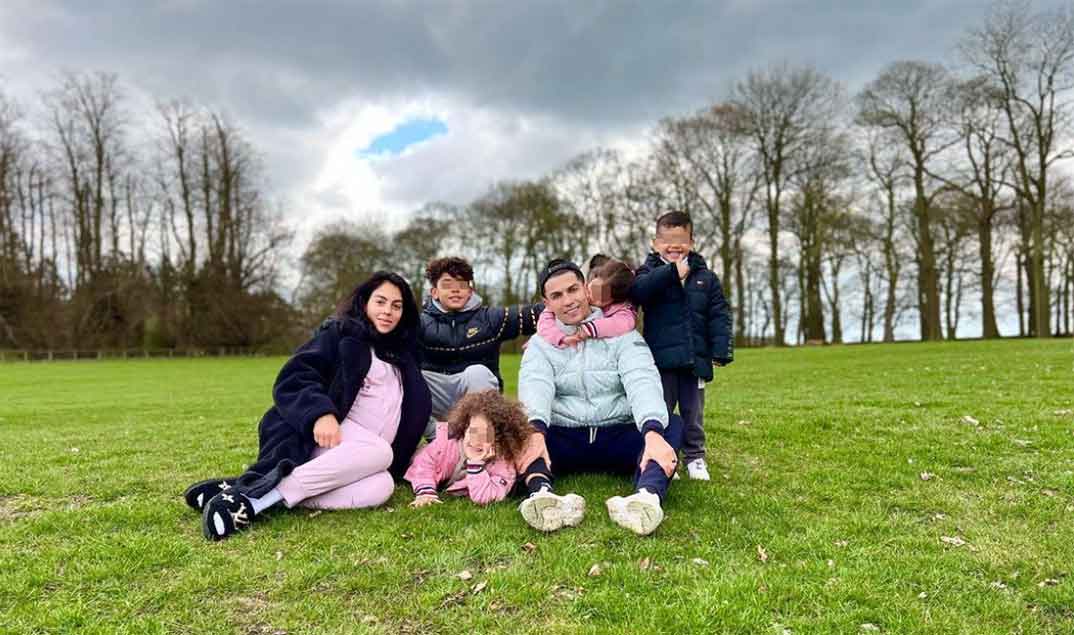 Cristiano Ronaldo y Georgina Rodríguez con sus hijos © Instagram