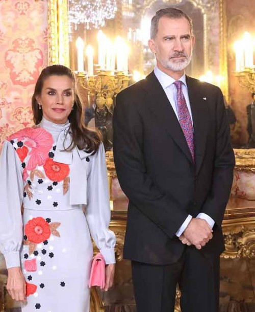 La reina Letizia recupera su vestido floral con lazada en su primer acto sin mascarilla