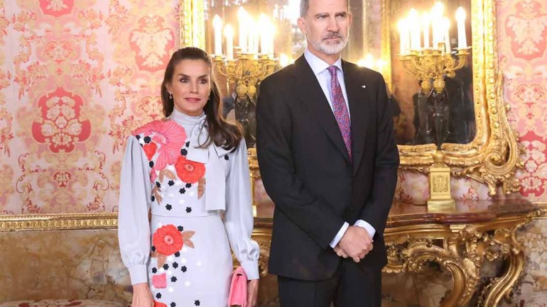 La reina Letizia recupera su vestido floral con lazada en su primer acto sin mascarilla