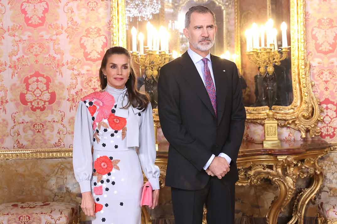 La reina Letizia recupera su vestido floral con lazada en su primer acto sin mascarilla