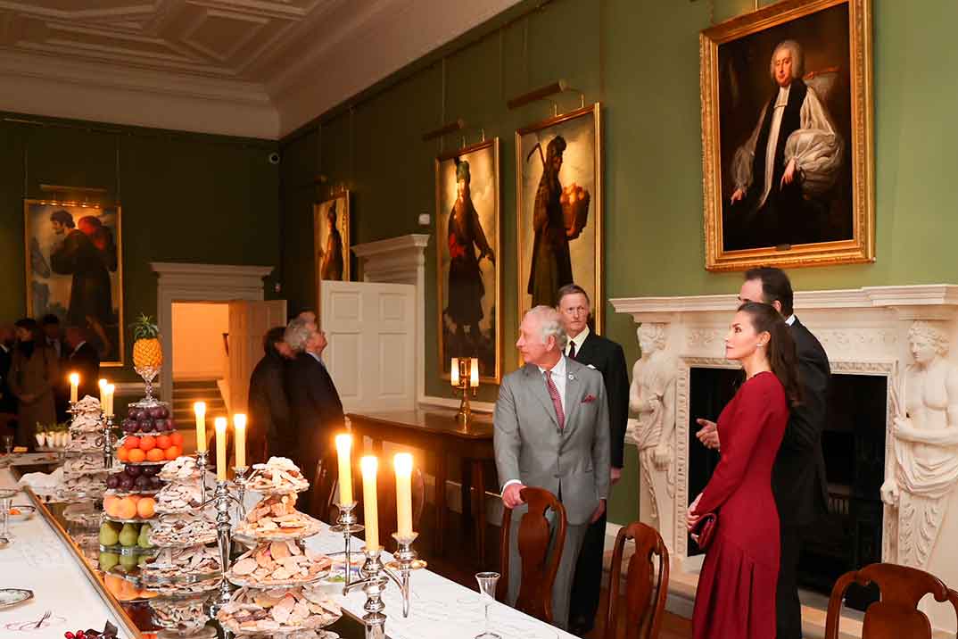 Reina Letizia y Carlos de Inglaterra - Spanish Gallery of Auckland Castle © Casa S.M. El Rey