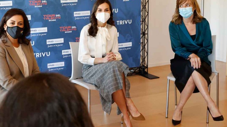 La reina Letizia recupera su falda rebajada de Massimo Dutti