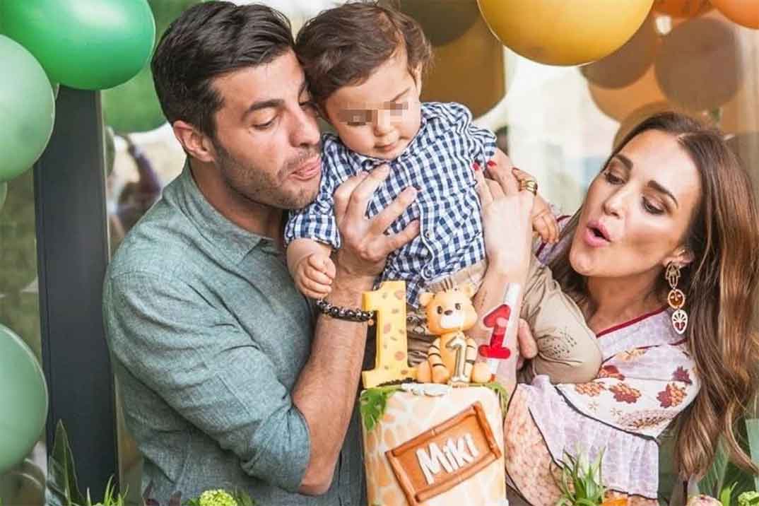 Paula Echevarría y Miguel Torres con su hijo Miki © Instagram