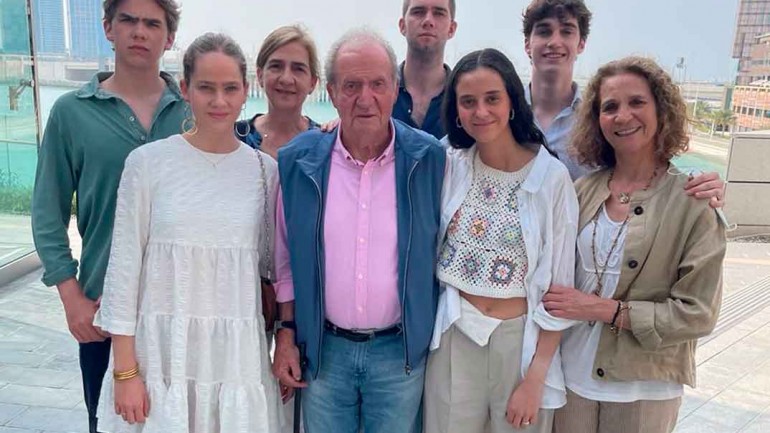 La nueva foto del rey Juan Carlos con sus hijas y nietos que acalla la polémica