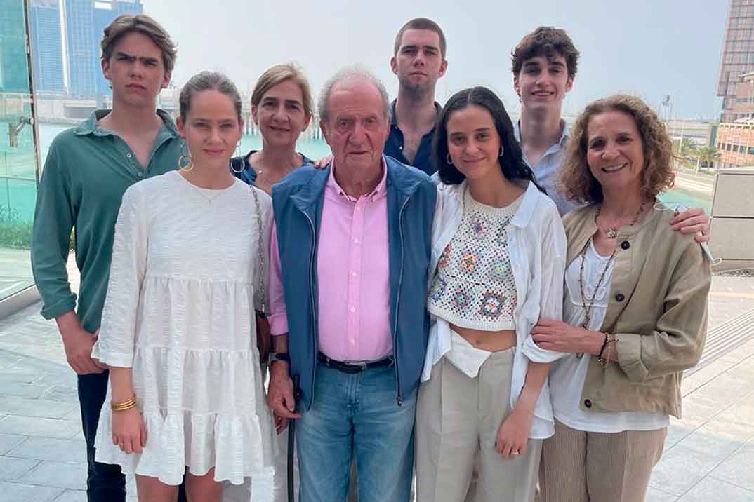 La nueva foto del rey Juan Carlos con sus hijas y nietos que acalla la polémica
