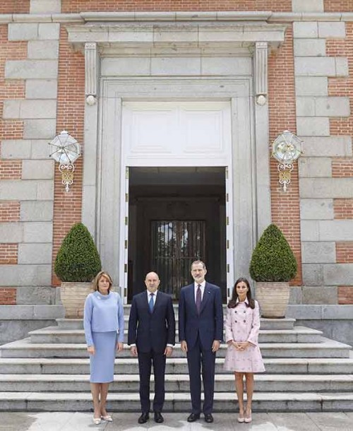 La reina Letizia recupera el abrigo ‘baby doll’ de Carolina Herrera