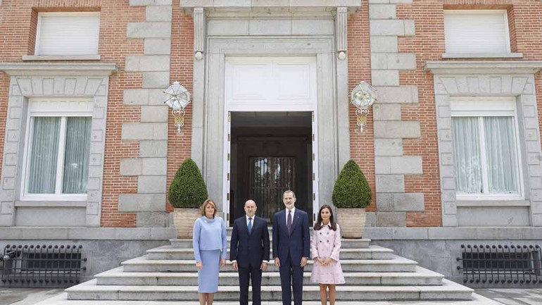 La reina Letizia recupera el abrigo ‘baby doll’ de Carolina Herrera