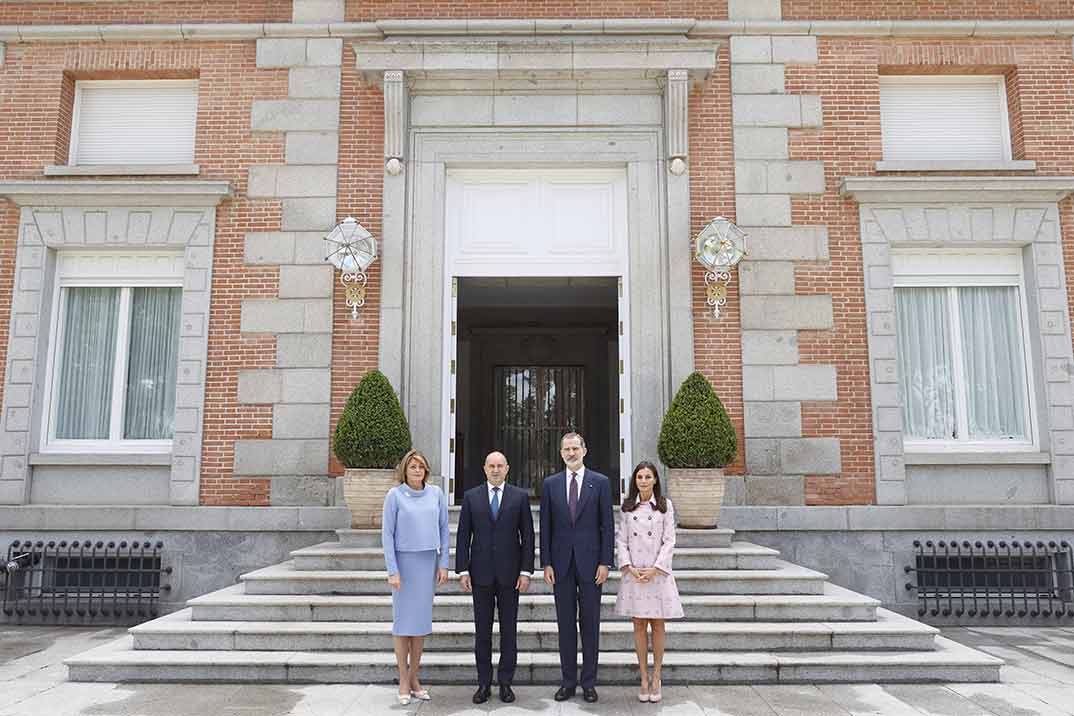 La reina Letizia recupera el abrigo ‘baby doll’ de Carolina Herrera