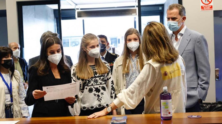 La princesa Leonor reaparece con los reyes y la infanta Sofía para visitar un centro de refugiados ucranianos