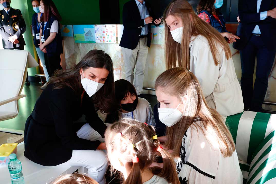 Rey Felipe VI, Reina Letizia, Princesa Leonor, Infanta Sofia - Centro de Atención, Acogida y Derivación de Refugiados Ucranianos ubicado en Pozuelo de Alarcón © Casa S.M. El Rey