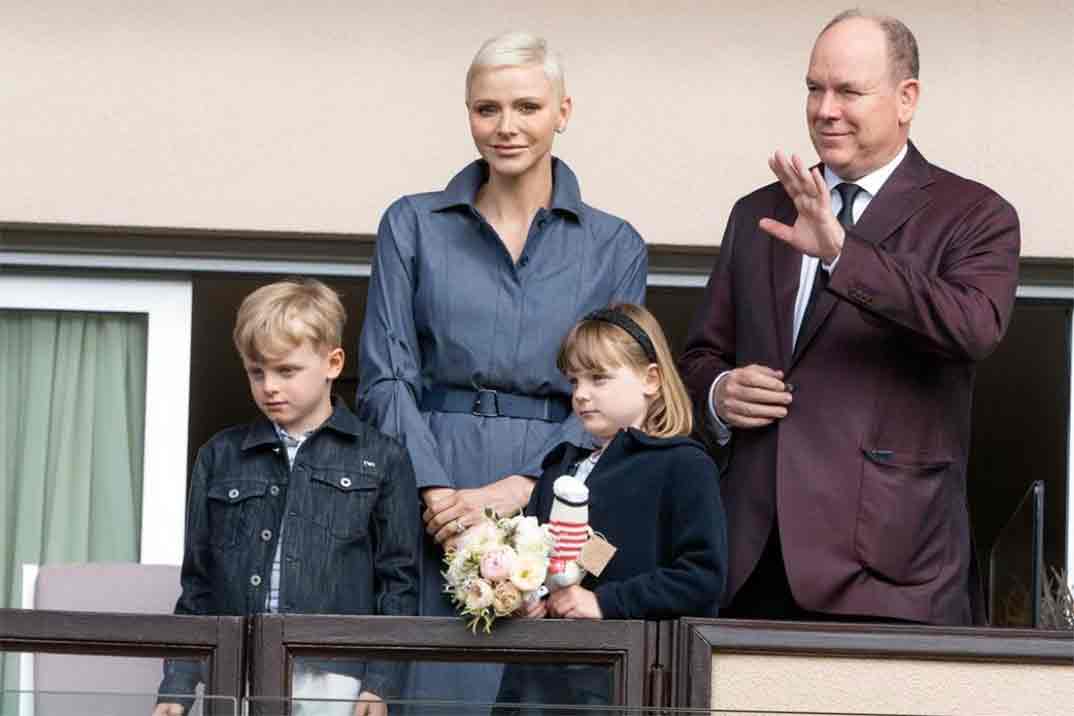 Príncipe Alberto y Charlene de Mónaco con sus hijos © Instagram/palaisprincierdemonaco
