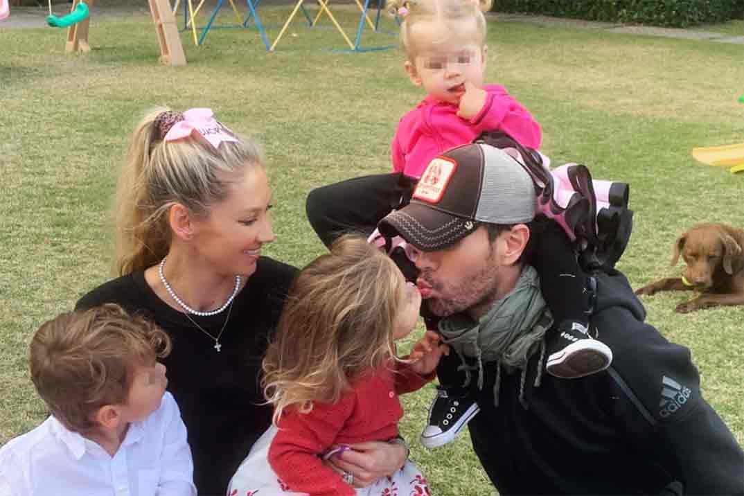 Enrique Iglesias y Anna Kournikova con sus tres hijos © Instagram