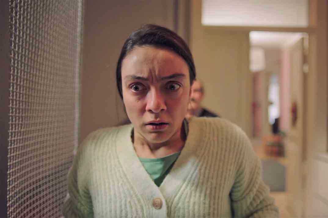 “Inocentes” Capítulo 60: Gülben aterrada al creer que el padre de Esat ha muerto