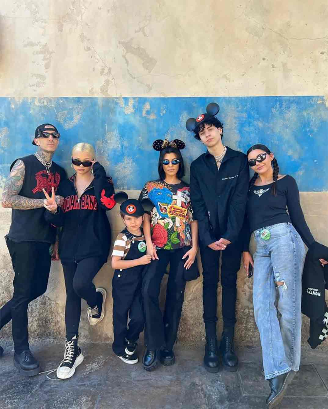 Kourtney Kardashian y Travis Baker junto a sus hijos © Instagram