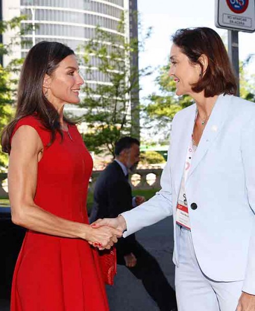 La reina Letizia apoya al cine español con su vestido rojo de Carolina Herrera