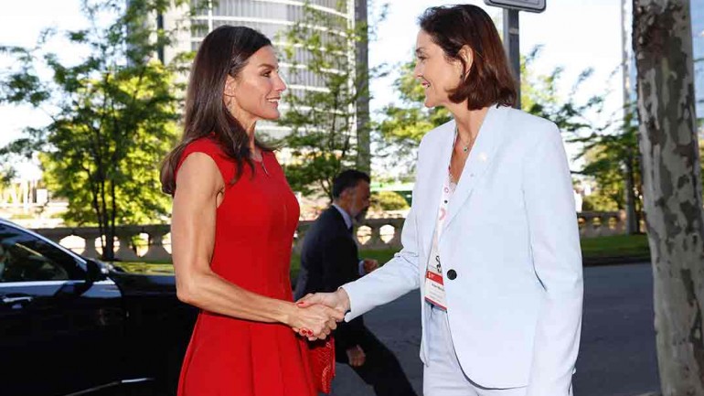 La reina Letizia apoya al cine español con su vestido rojo de Carolina Herrera
