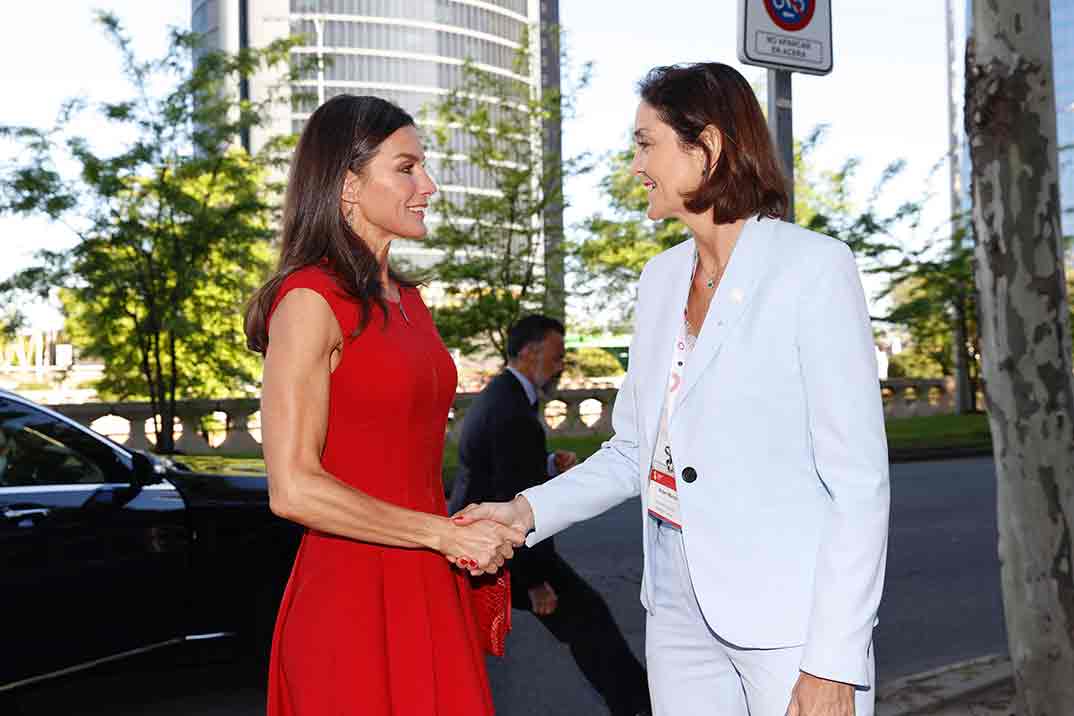 La reina Letizia apoya al cine español con su vestido rojo de Carolina Herrera