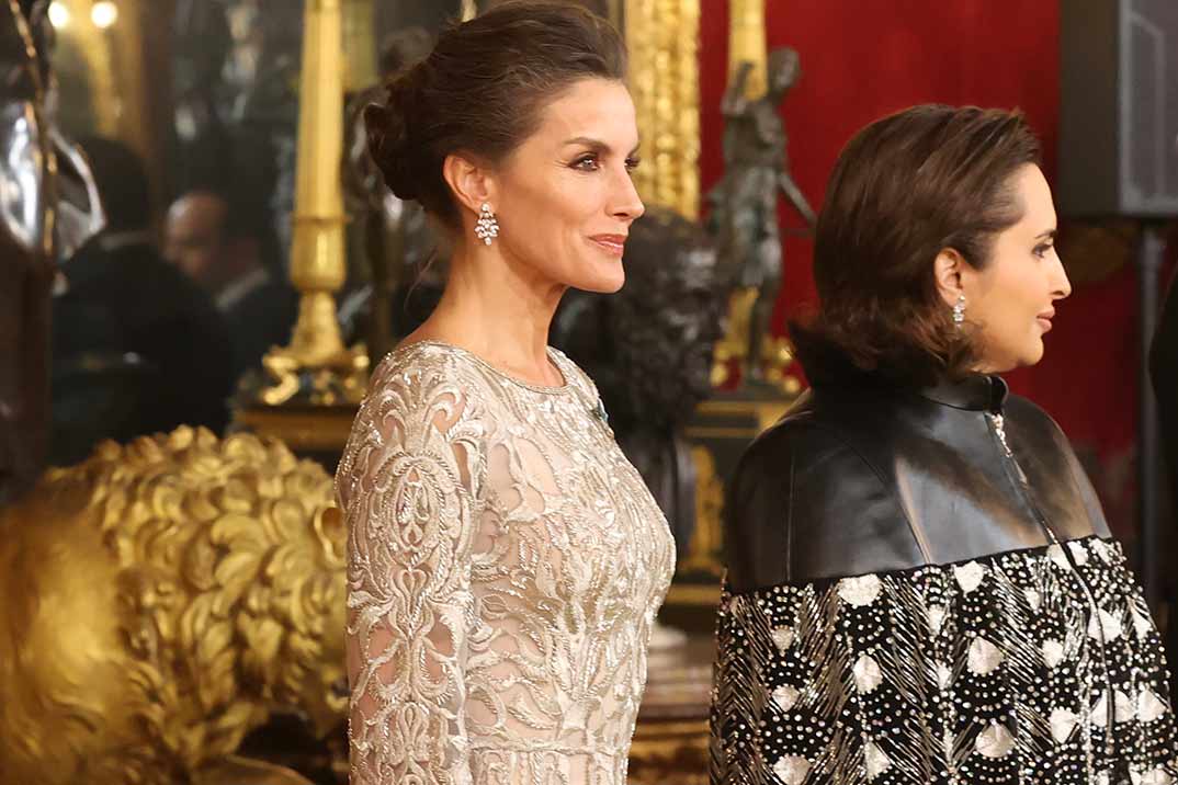 La reina Letizia deslumbra con un vestido de inspiración árabe