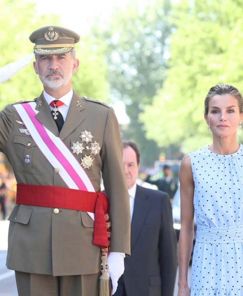 La reina Letizia estrena un vestido midi de lunares en el desfile de las Fuerzas Armadas