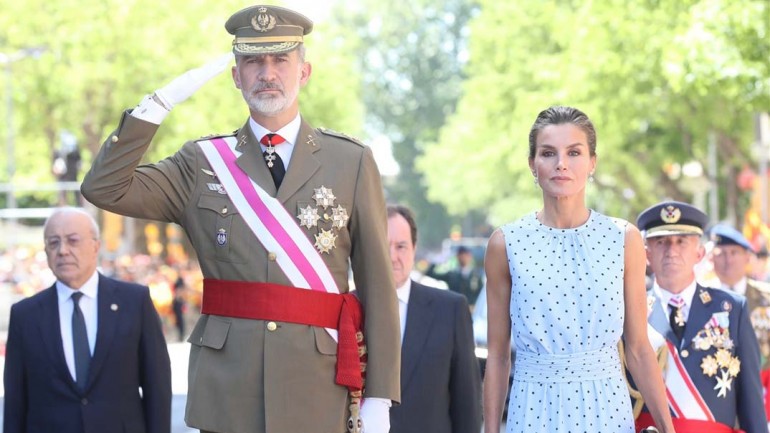 La reina Letizia estrena un vestido midi de lunares en el desfile de las Fuerzas Armadas