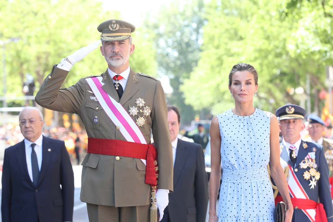 La reina Letizia estrena un vestido midi de lunares en el desfile de las Fuerzas Armadas