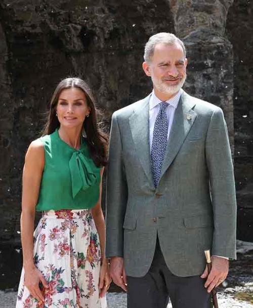 Los reyes Felipe y Letizia reciben el cariño del pueblo de Las Hurdes