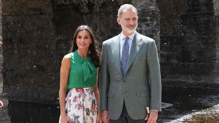 Los reyes Felipe y Letizia reciben el cariño del pueblo de Las Hurdes