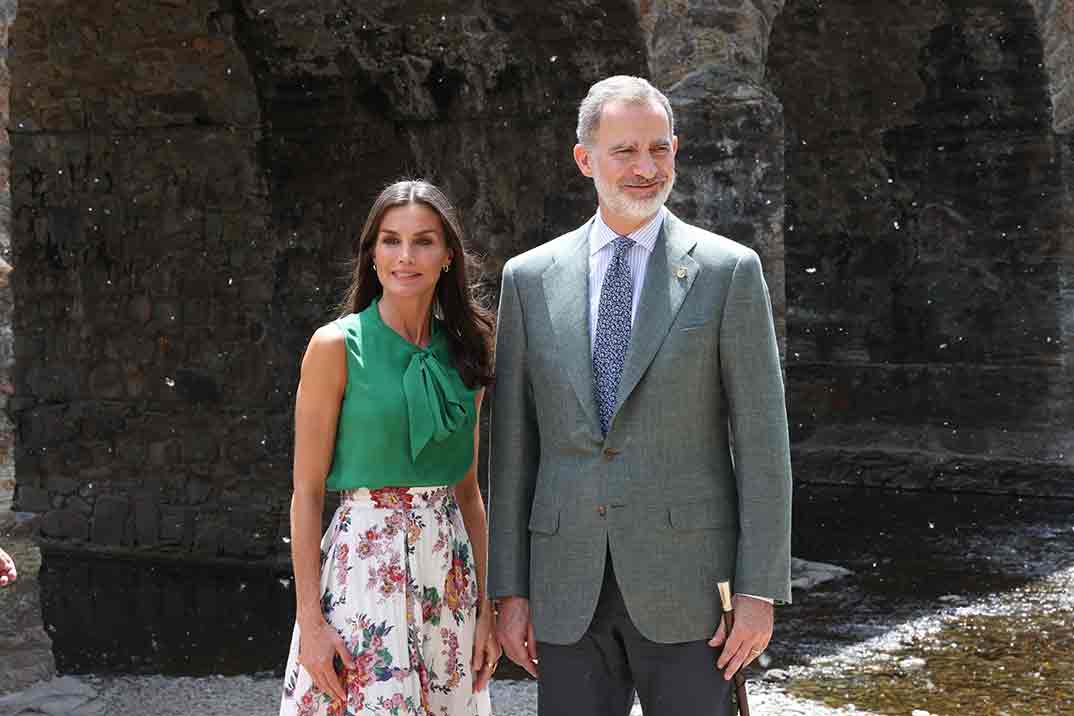 Los reyes Felipe y Letizia reciben el cariño del pueblo de Las Hurdes