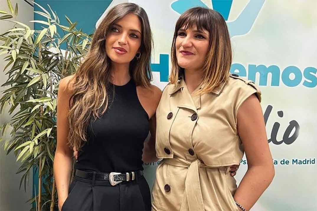 Sara Carbonero apoya a su amiga Rozalén en su última iniciativa social