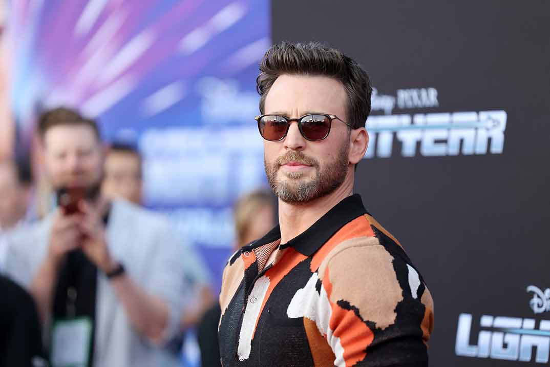 Chris Evans se pronuncia sobre los rumores de un posible romance con Shakira