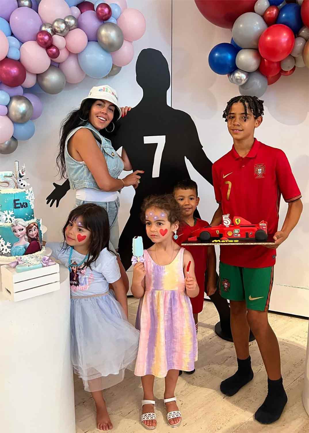 Georgina Rodríguez con sus hijos © Instagram