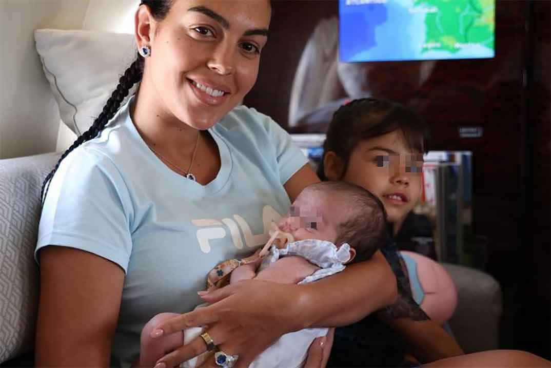 Georgina Rodríguez y Cristiano Ronaldo comparten sus primeras vacaciones con Bella Esmeralda
