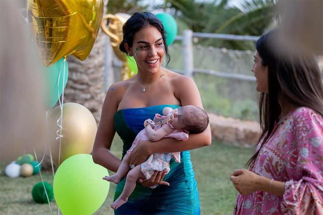 Georgina Rodríguez disfruta de los últimos días de vacaciones con sus hijos en la playa