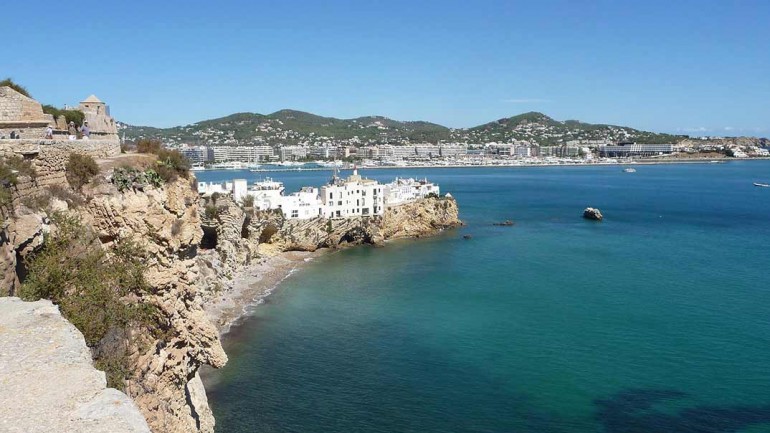 Los famosos que tienen casa en Ibiza