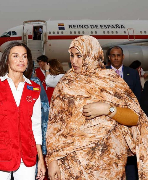 La reina Letizia vuelve a lucir el chaleco rojo en Mauritania
