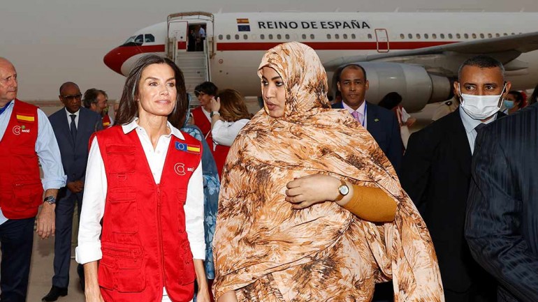 La reina Letizia vuelve a lucir el chaleco rojo en Mauritania