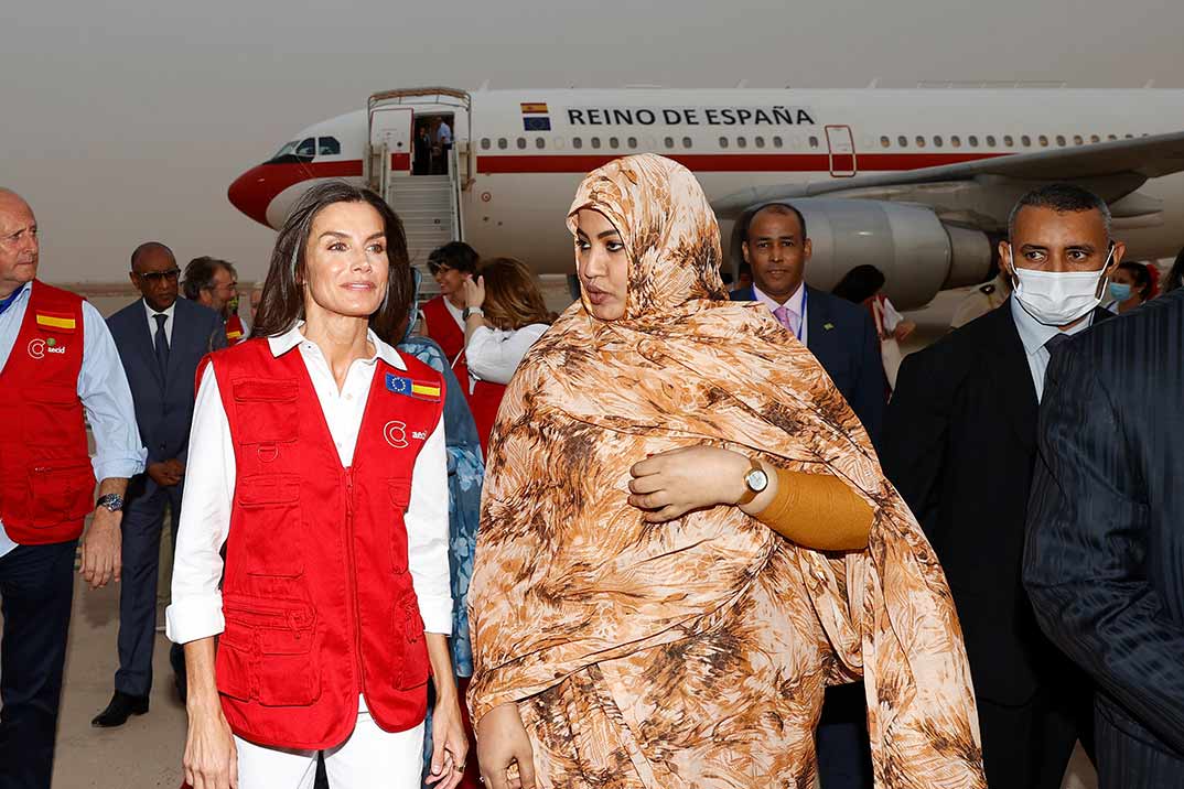 La reina Letizia vuelve a lucir el chaleco rojo en Mauritania