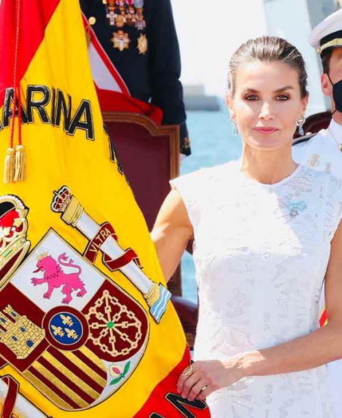 La reina Letizia estrena un vestido blanco midi de Sfera con encajes