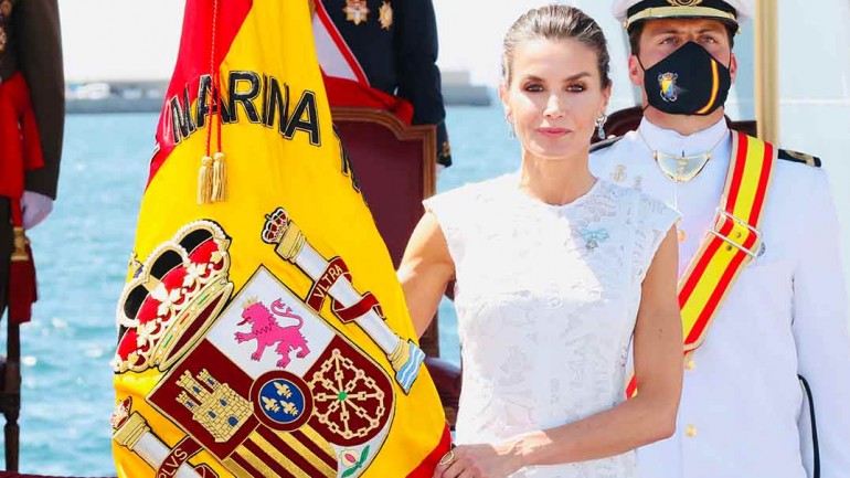 La reina Letizia estrena un vestido blanco midi de Sfera con encajes