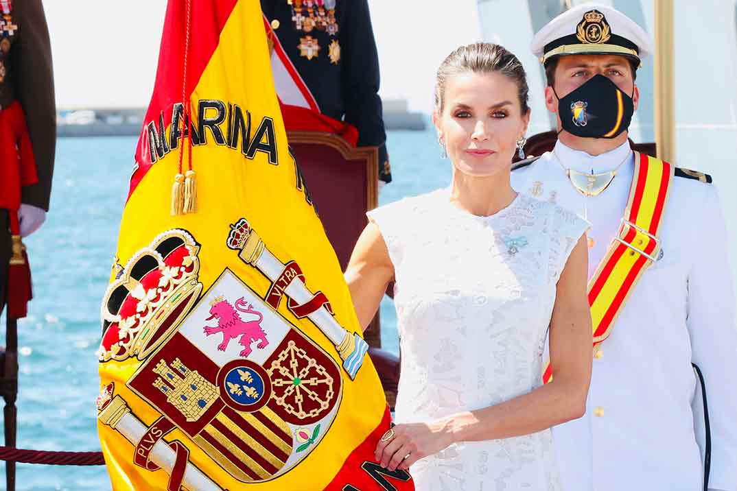La reina Letizia estrena un vestido blanco midi de Sfera con encajes