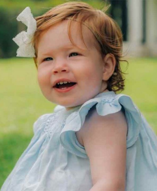 El príncipe Harry y Meghan Markle publican la primera foto de su hija Lilibet