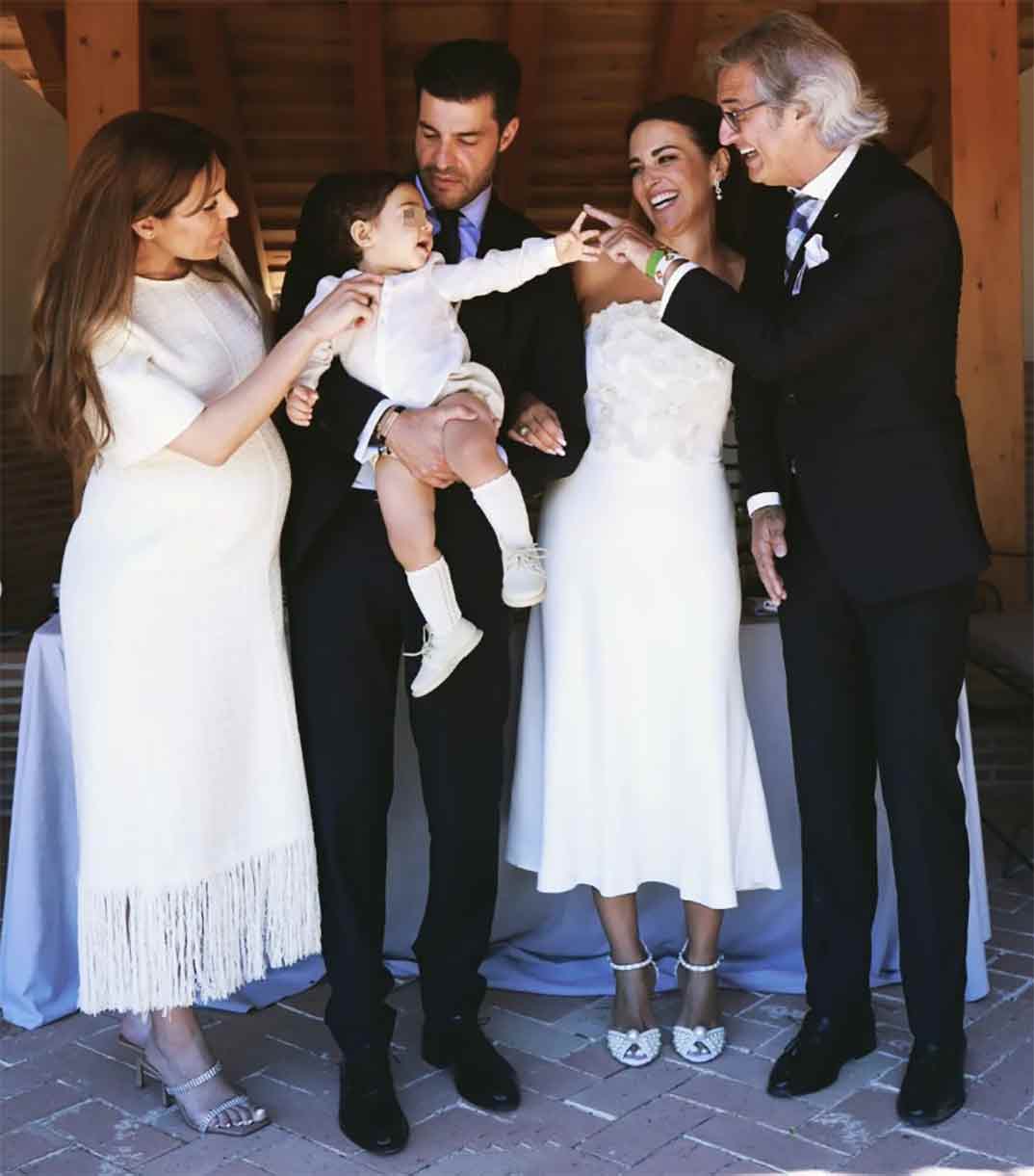 Paula Echevarría y Miguel Torres con su hijo Miki y sus padrinos © Instagram