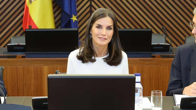 La reina Letizia estrena la falda ideal para este verano