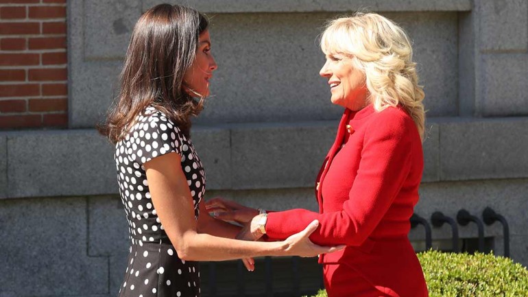 La reina Letizia estrena un vestido de lunares para recibir a la primera dama de Estados Unidos, Jill Biden