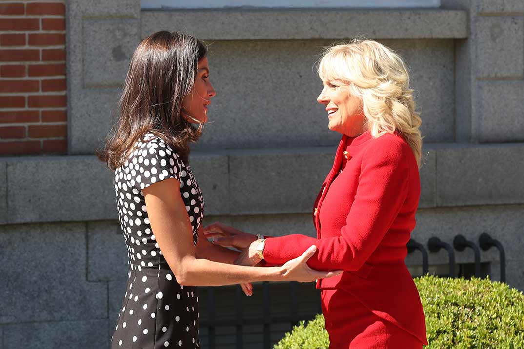 La reina Letizia estrena un vestido de lunares para recibir a la primera dama de Estados Unidos, Jill Biden