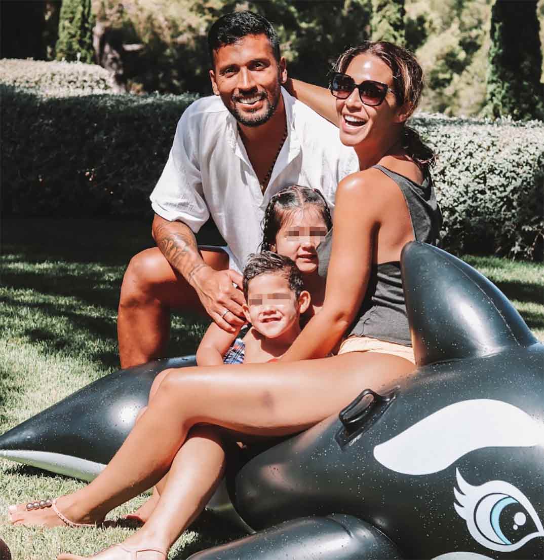 Tamara Gorro y Ezequiel Garay con sus hijos © Instagram