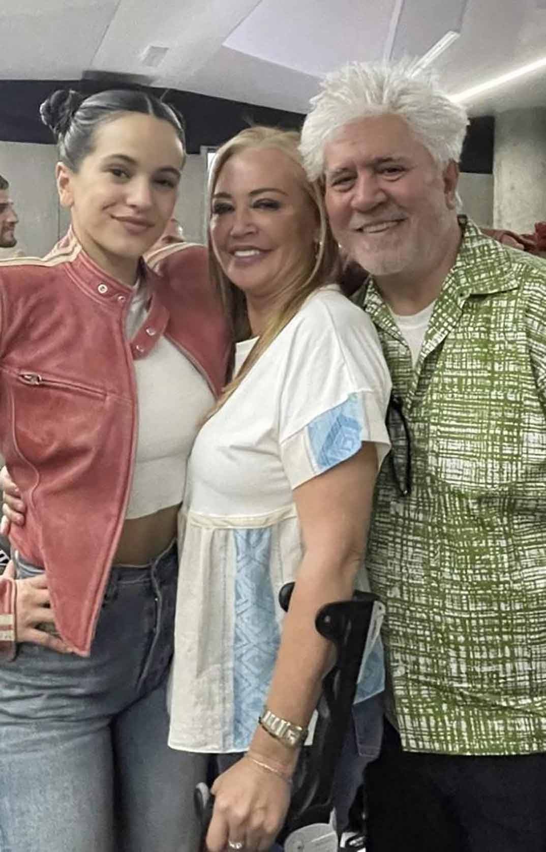 Belén Esteban con Rosalía y Pedro Almodóvar © Instagram