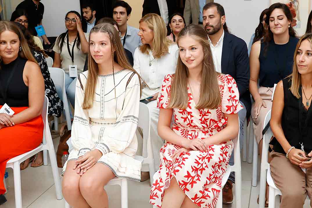 La princesa Leonor y la infanta Sofía derrochan simpatía en su visita a Girona