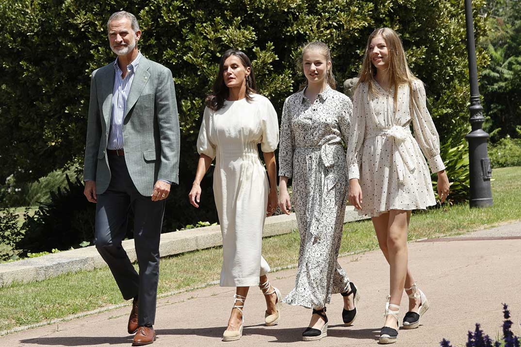 Los Reyes Felipe y Letizia con sus hijas Leonor y Sofía - Premios Princesa de Girona © Casa S.M. El Rey